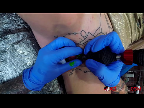 ❤️ Sully Savage, moi tatuada, tatuouse no clítoris ❤ Vídeo de puta na pornografía gl.porngifmag.ru ❌