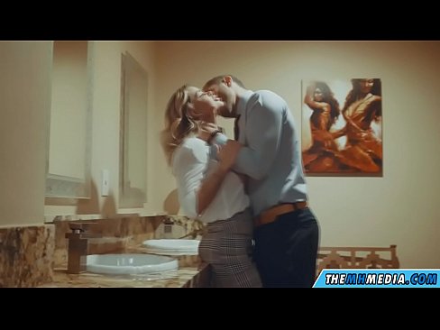 ❤️ Cando unha loura tetona seduce nun baño público ❤ Vídeo de puta na pornografía gl.porngifmag.ru ❌